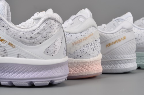 saucony white trakks specilaiste running
